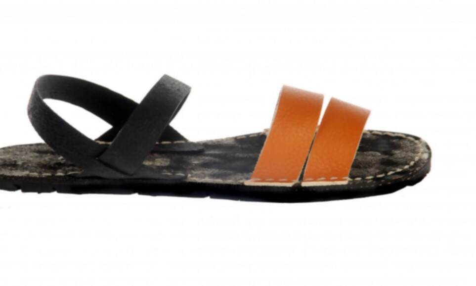Mira el estilo de este diseño de sandalias creado a partir de suela de neumático. 