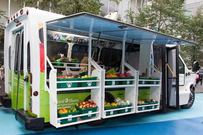 Un Bus convertido en mercado móvil lleva productos frescos a barrios con bajos ingresos