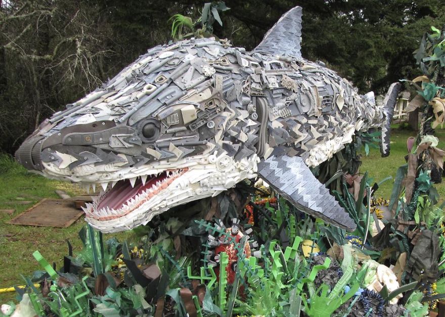 , 13 Esculturas gigantes hechas con residuos encontrados en la playa, para re-considerar el uso del plástico