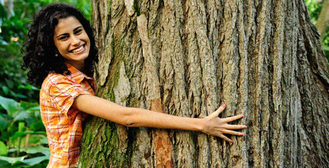 Los beneficios de abrazar árboles