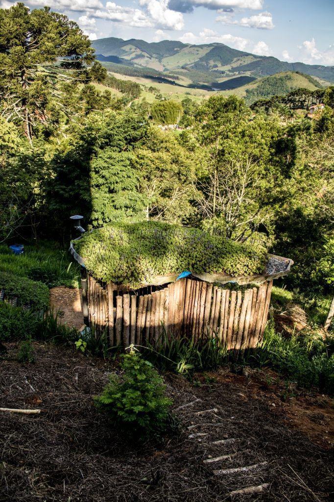 , Casa autosuficiente hecha con bambú y técnicas de bioconstrucción