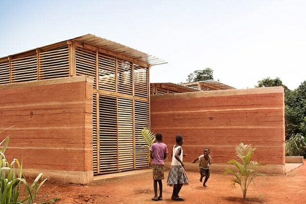 Esta escuela sustentable fue hecha completamente a mano y es un triunfo humano y arquitectónico.