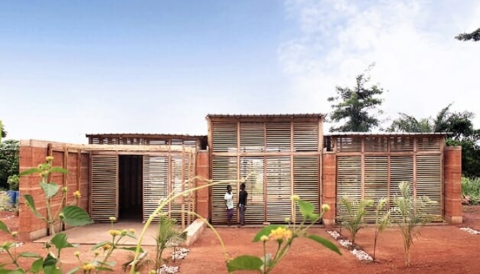 Esta escuela sustentable fue hecha completamente a mano y es un triunfo humano y arquitectónico.