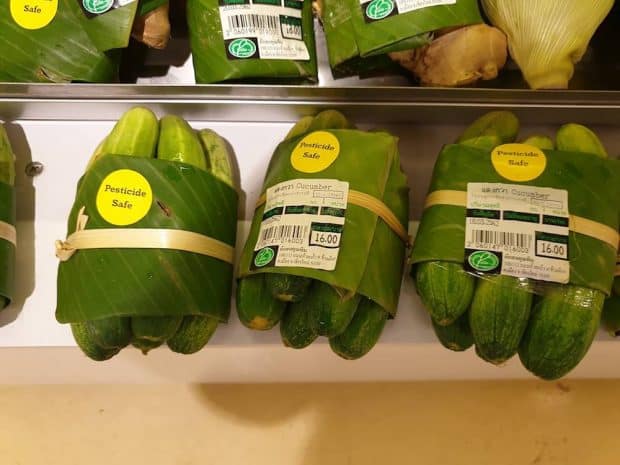Supermercados en Tailandia reemplazan plástico por hojas de plátano