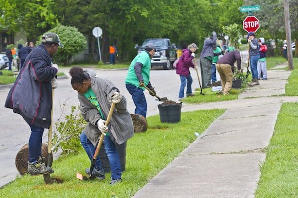 , Dallas planta árboles en caminos de estudiantes para reducir las islas de calor