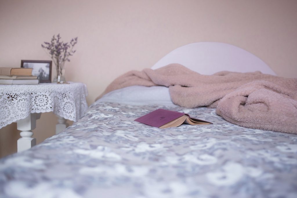 , Estudio confirma que dormir con mantas pesadas ayuda a combatir el insomnio y la ansiedad en más del 60% de los casos
