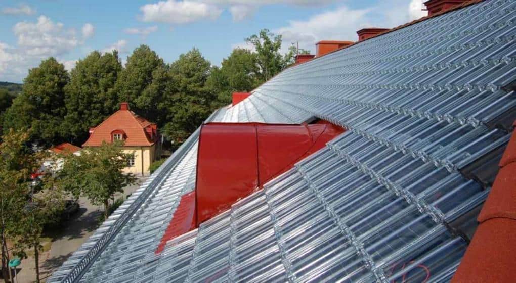 Tejas solares de vidrio para generar energía solar térmica limpia y sustentable
