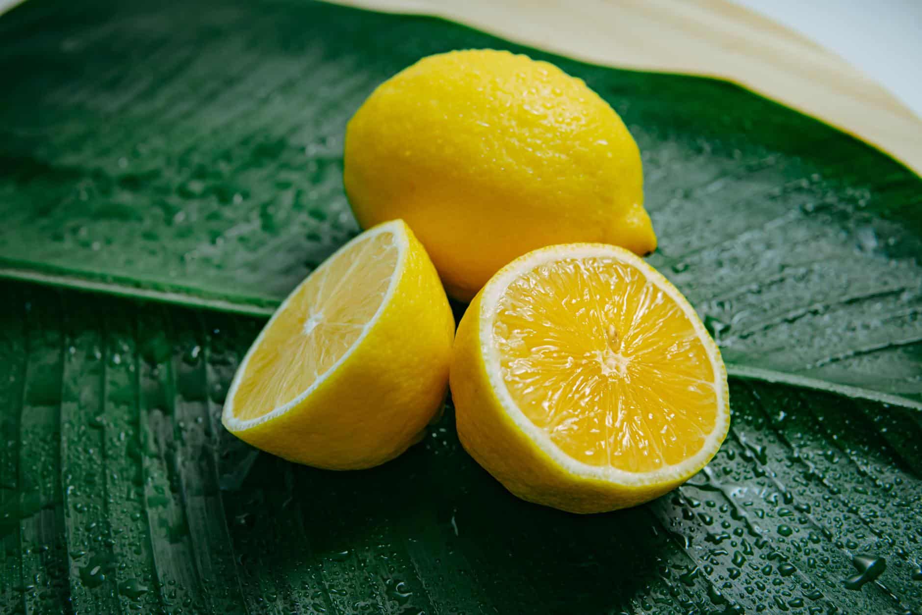Lo creas o no, congelar limones puede ser lo mejor que puedes hacer con ellos