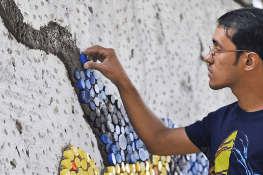 , Artista crea mural con 200 mil tapitas recicladas