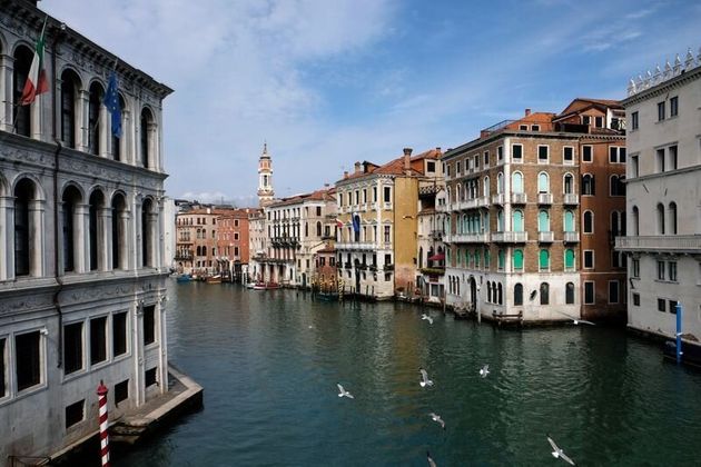 Agua cada vez más cristalina en los canales de Venecia por la ausencia de turistas