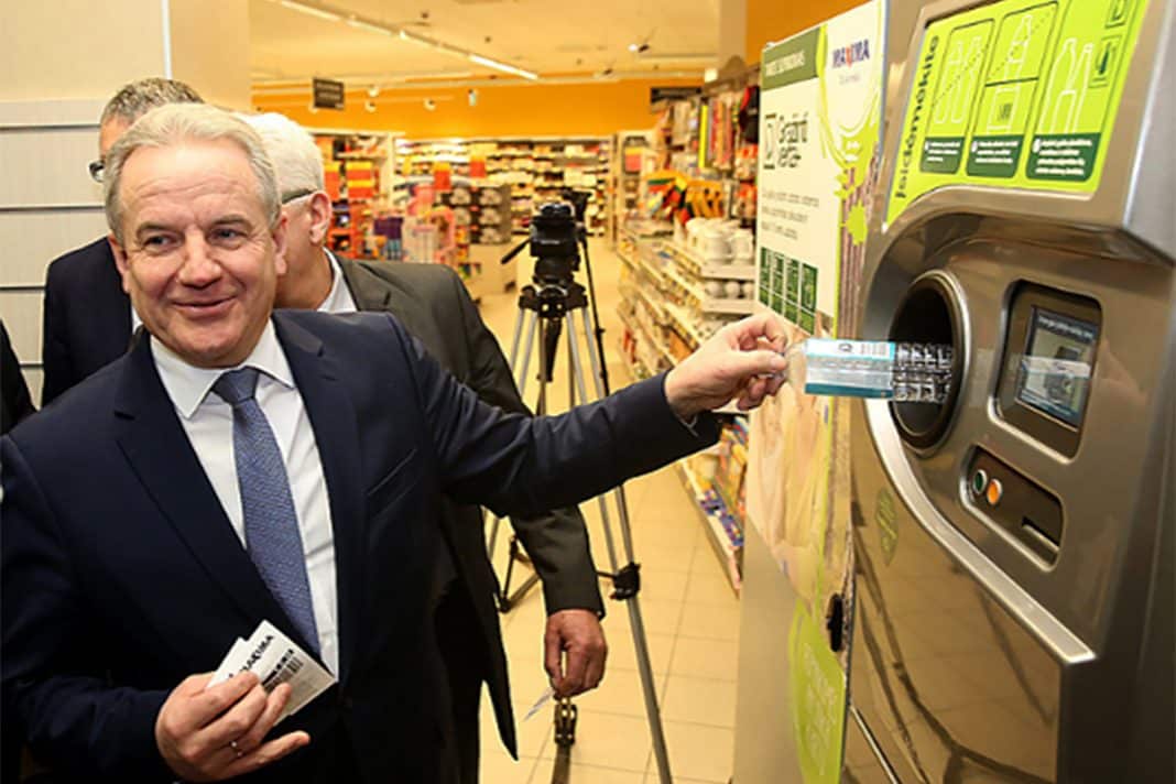 El sistema de recolección recicla el 92% de las botellas de PET en Lituania