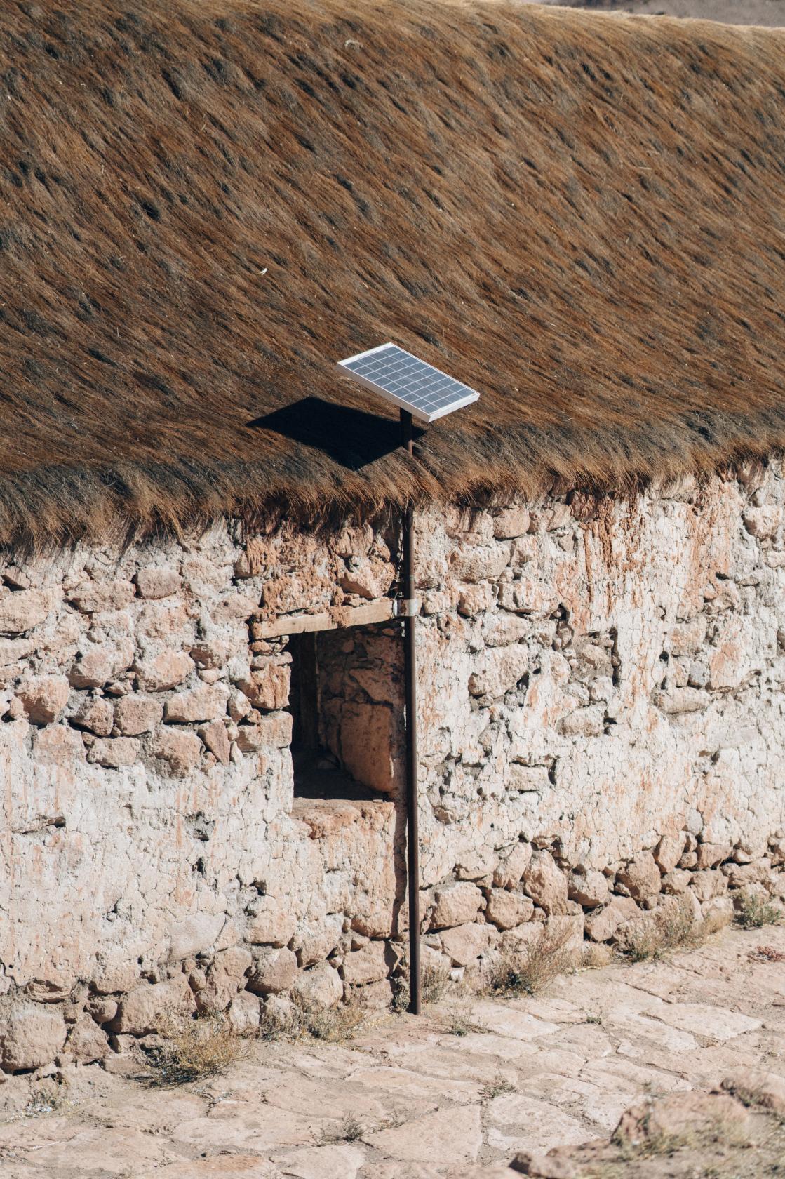 Mujeres peruanas instalan paneles solares e iluminan sus comunidades