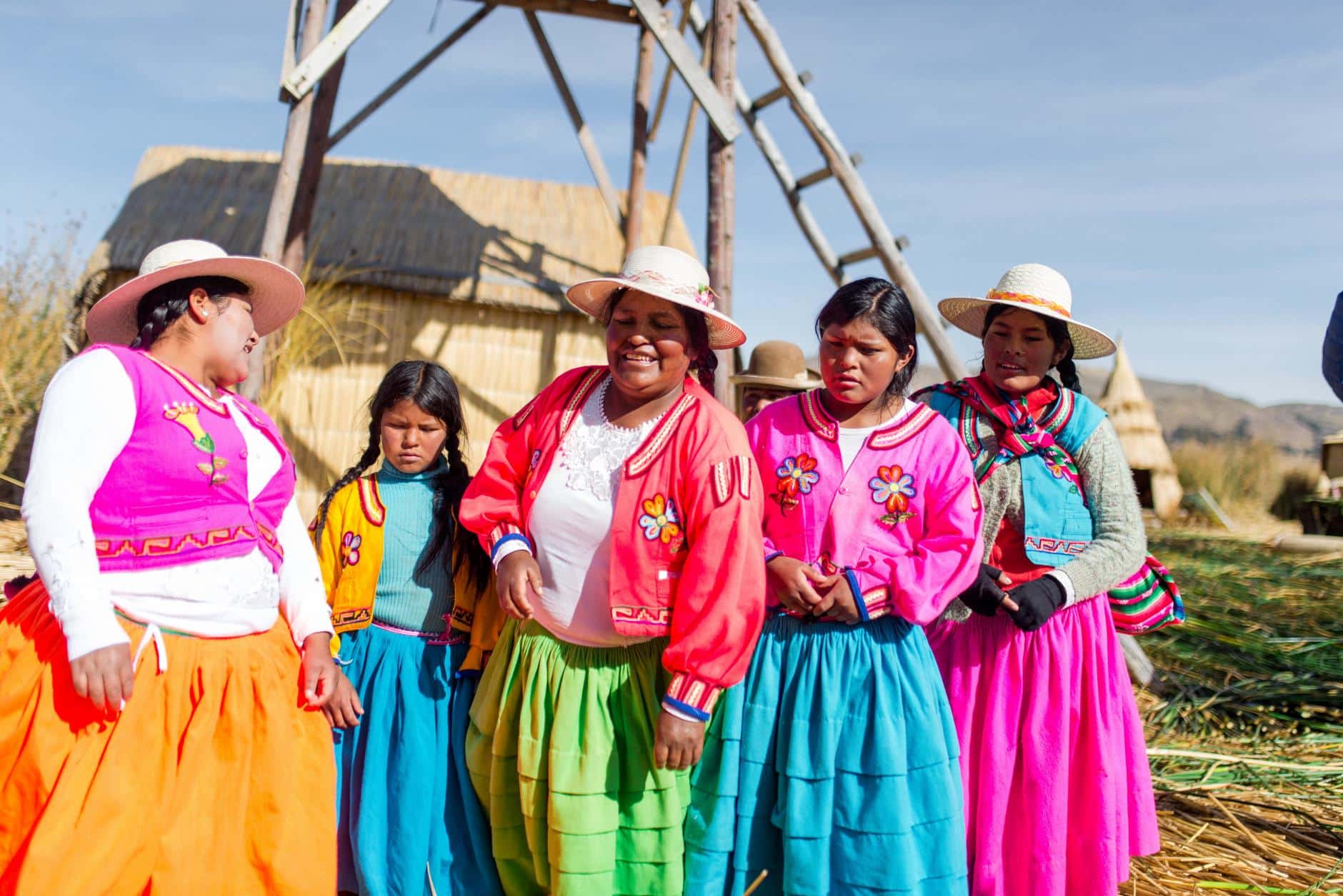 Mujeres peruanas instalan paneles solares e iluminan sus comunidades