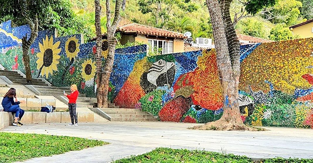 Venezuela inaugura su primer mural ecológico creado con miles de tapas recicladas