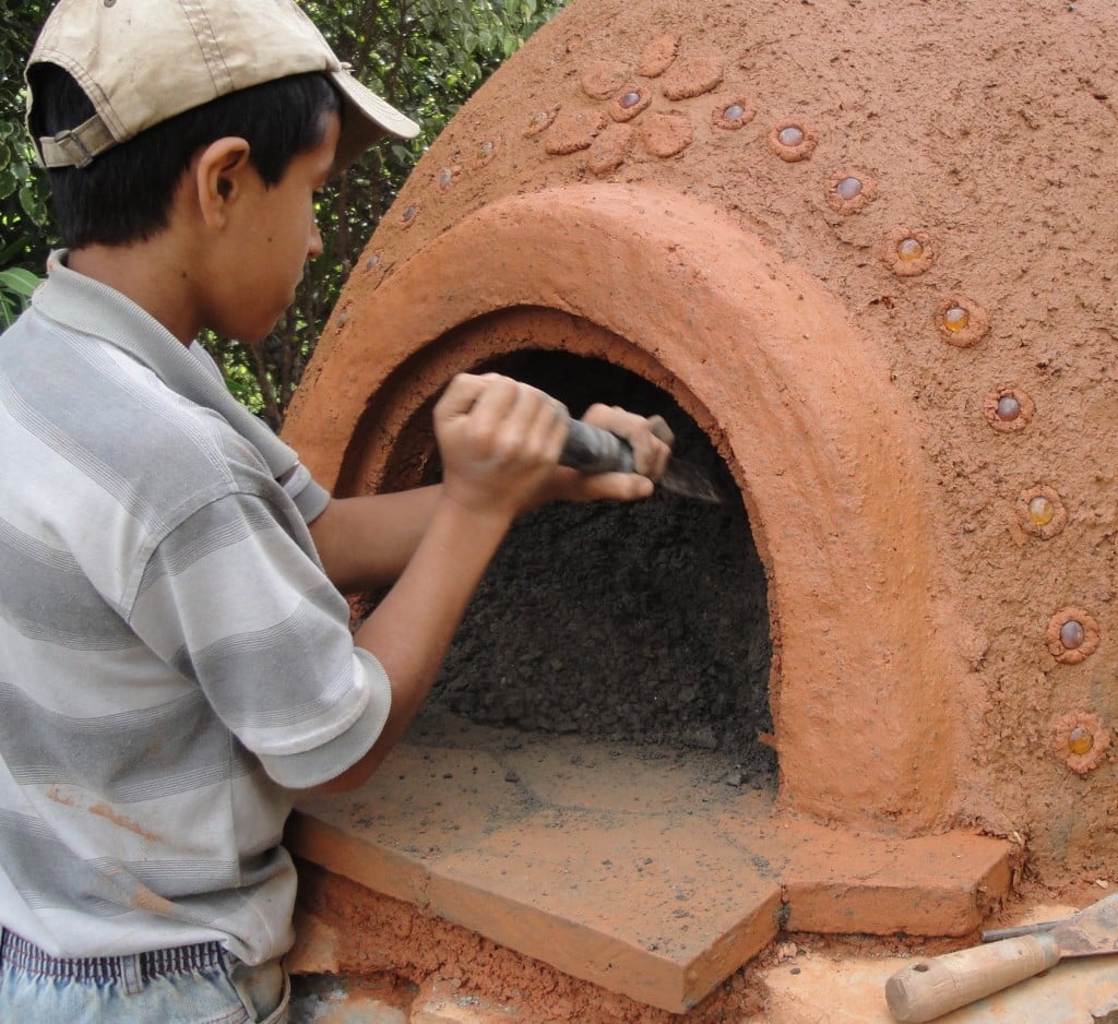 , Manuel (10) y Juan (6) Construyeron su horno de barro en Ecuador