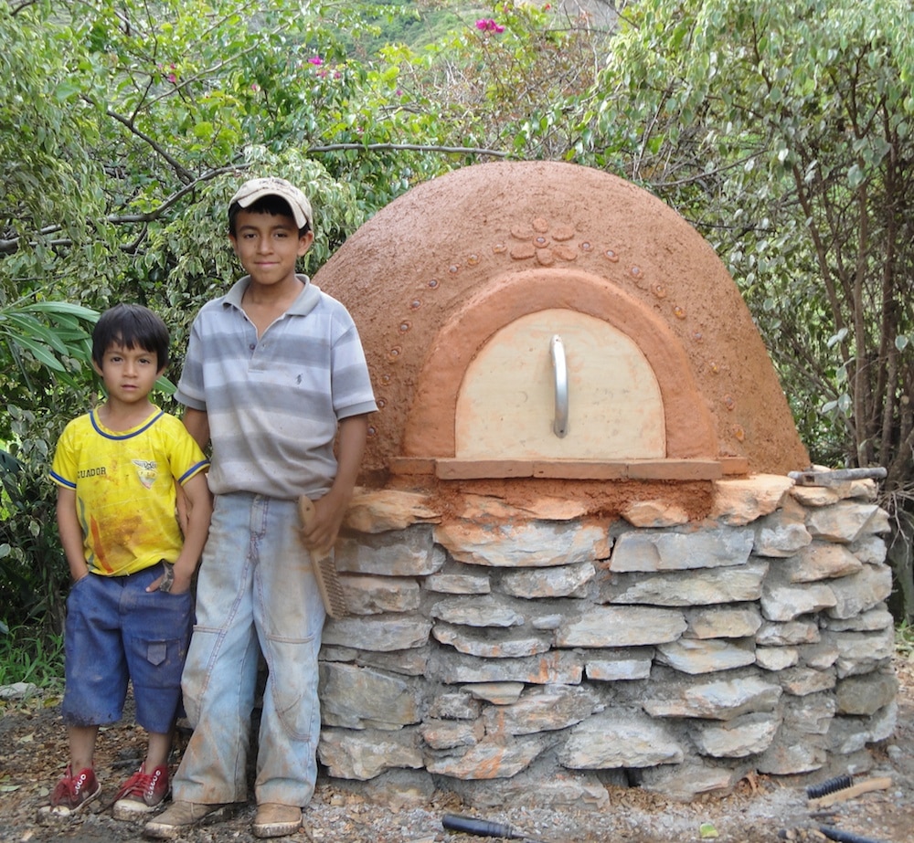 , Manuel (10) y Juan (6) Construyeron su horno de barro en Ecuador