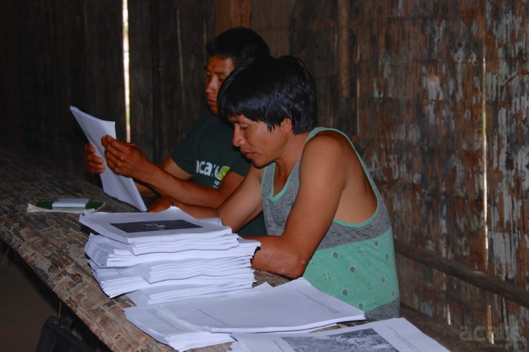 Tribu amazónica crea enciclopedia de medicina natural tradicional de 500 páginas