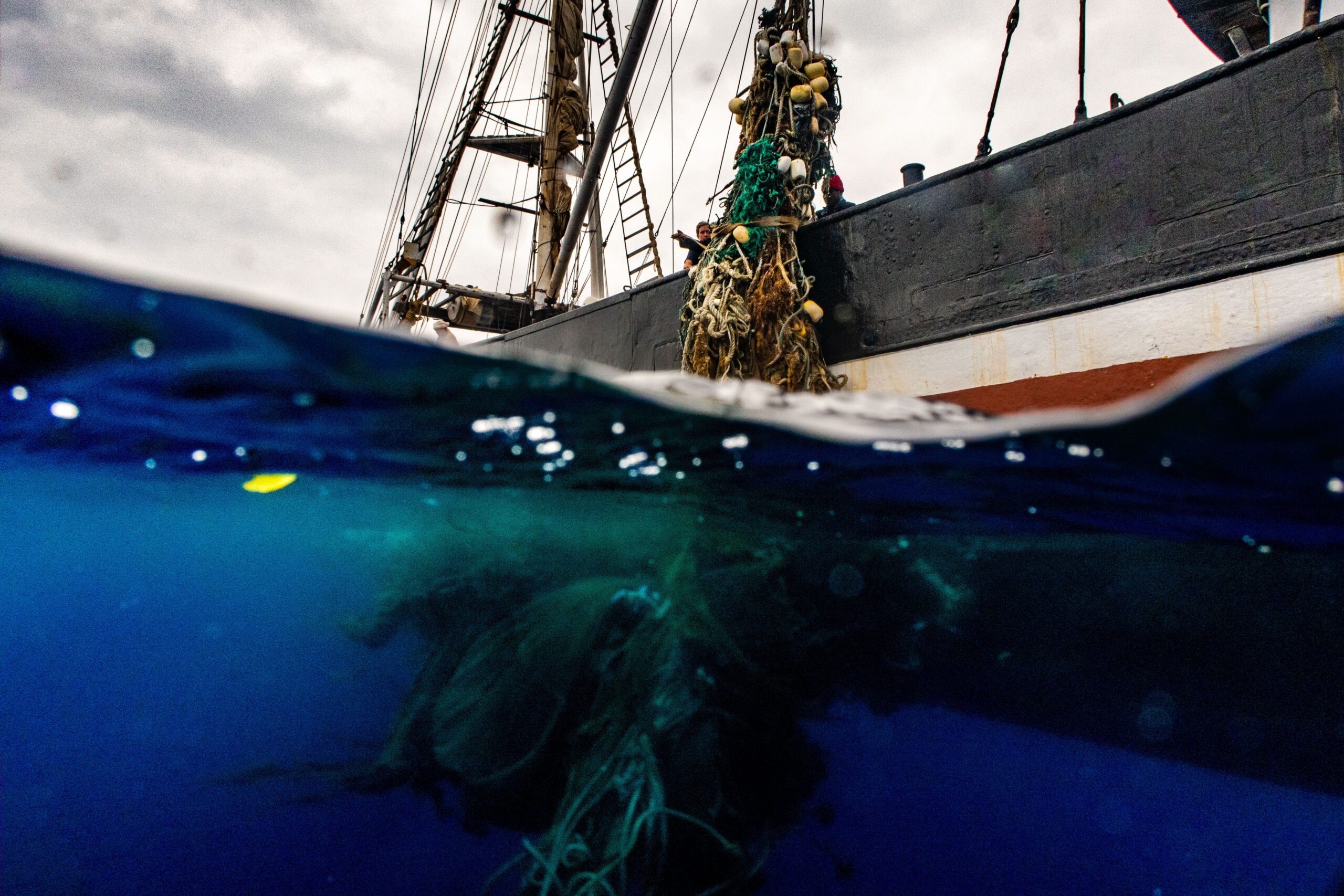 , Un equipo de activistas realizó la mayor limpieza en mar abierto de la historia