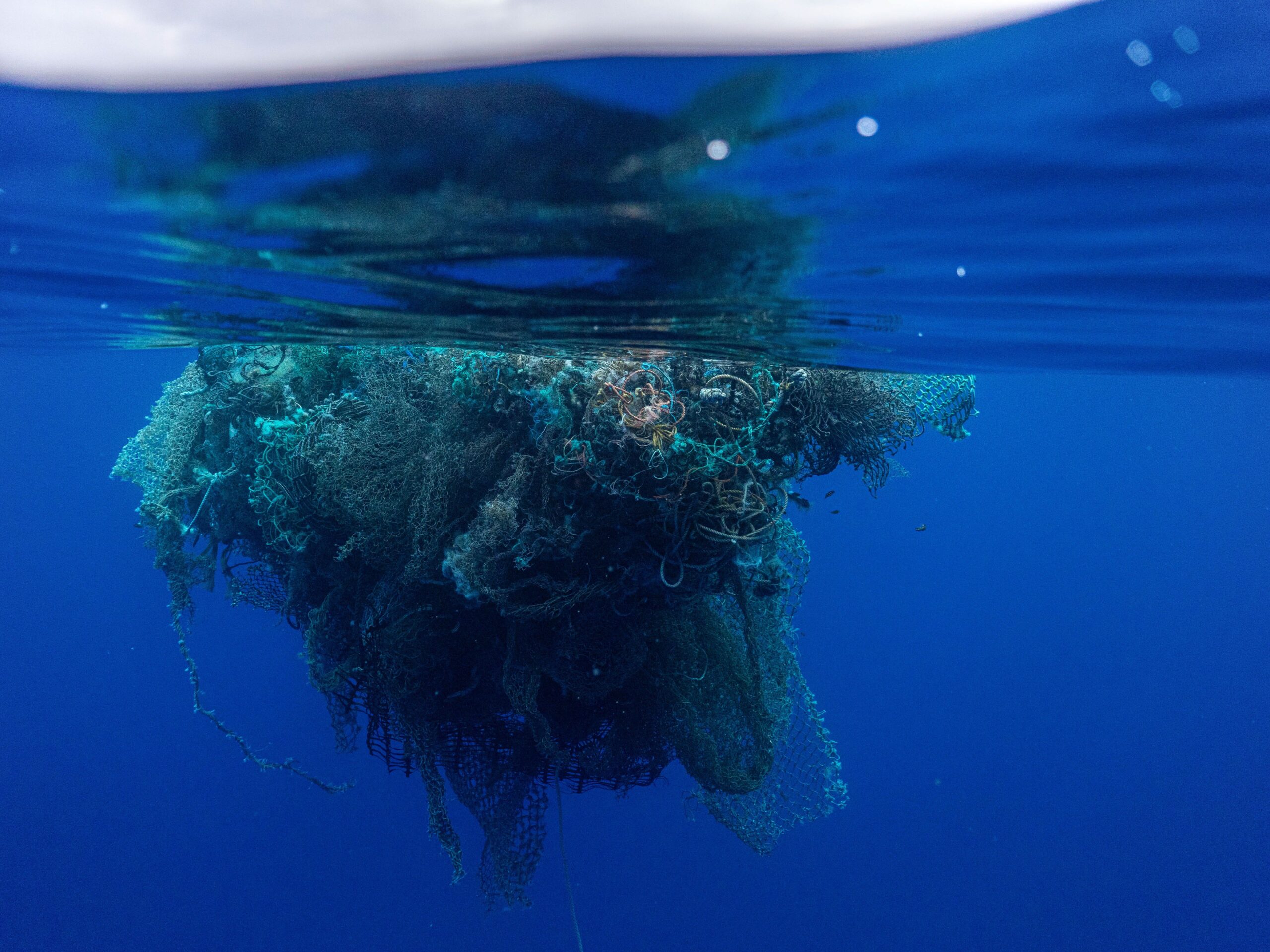 , Un equipo de activistas realizó la mayor limpieza en mar abierto de la historia
