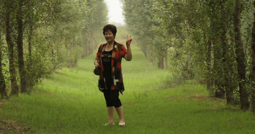 , Mamá planta 2 millones de árboles en el desierto para cumplir el último deseo de su hijo