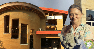 , Abuela construye su propia casa ecológica hecha de cáñamo