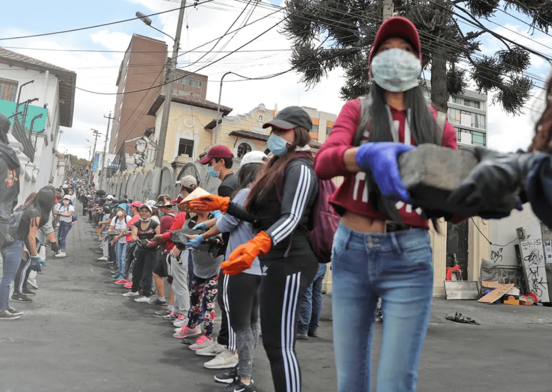 , Miles de Protestantes limpian las calles en Ecuador tras lograr acuerdo con el Gobierno