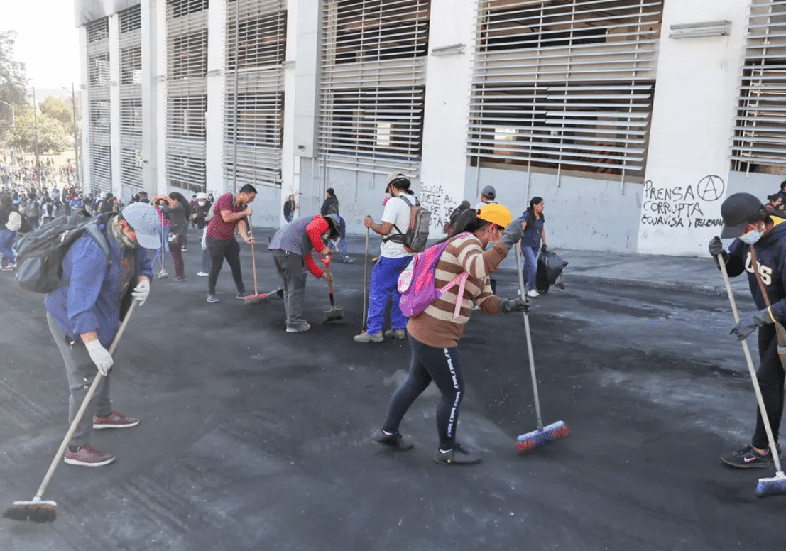, Miles de Protestantes limpian las calles en Ecuador tras lograr acuerdo con el Gobierno