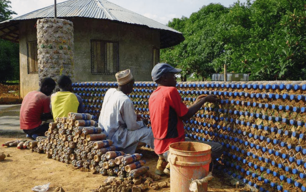 , Construcción de casas hechas con botellas de plástico rellenas de tierra