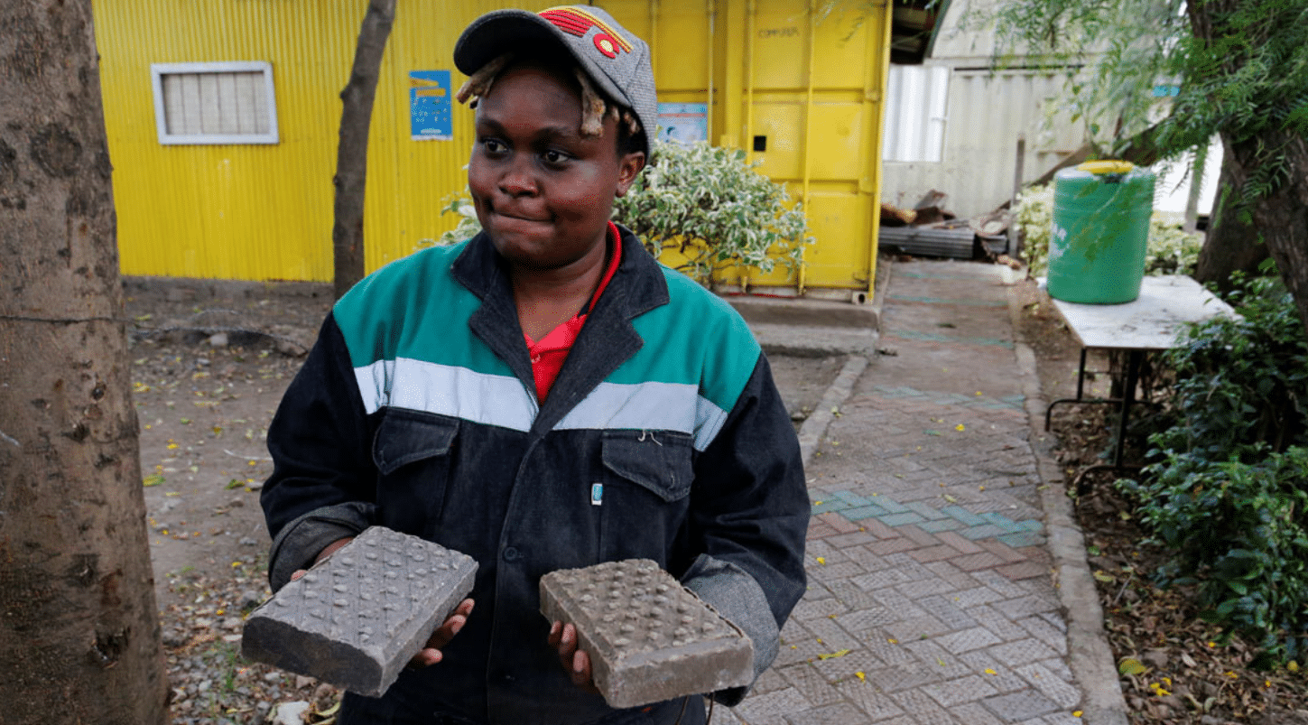 , Keniana convierte desechos plásticos en ladrillos más resistentes que el Hormigón