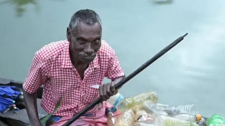 , La foto de un hombre paralítico que limpia plásticos del rio se vuelve viral y lo bañan con regalos para mejorar su vida