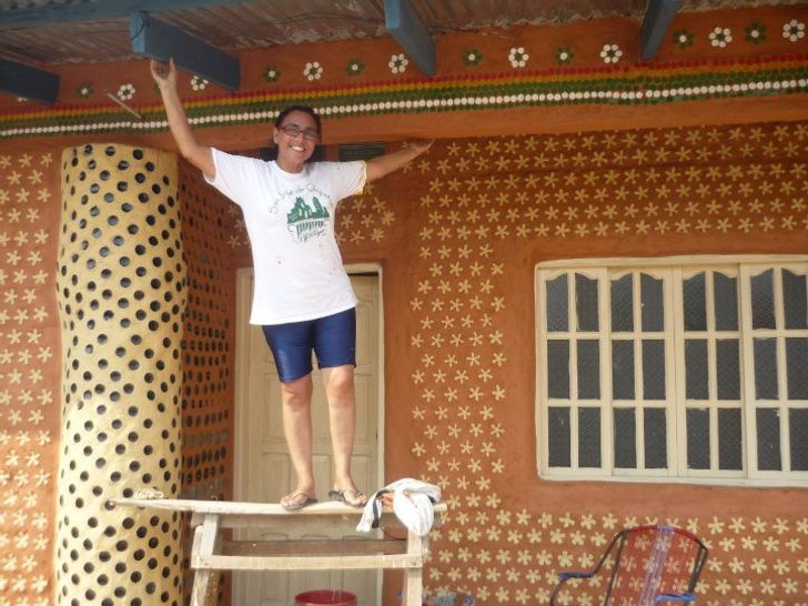 , La mujer que ha ayudado a crear más de 300 casas con Botellas recicladas y va por más