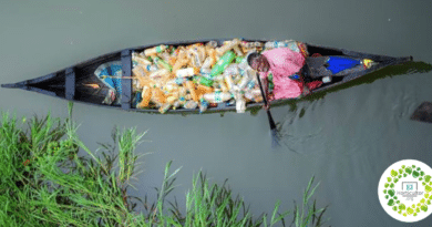 , La foto de un hombre paralítico que limpia plásticos del rio se vuelve viral y lo bañan con regalos para mejorar su vida