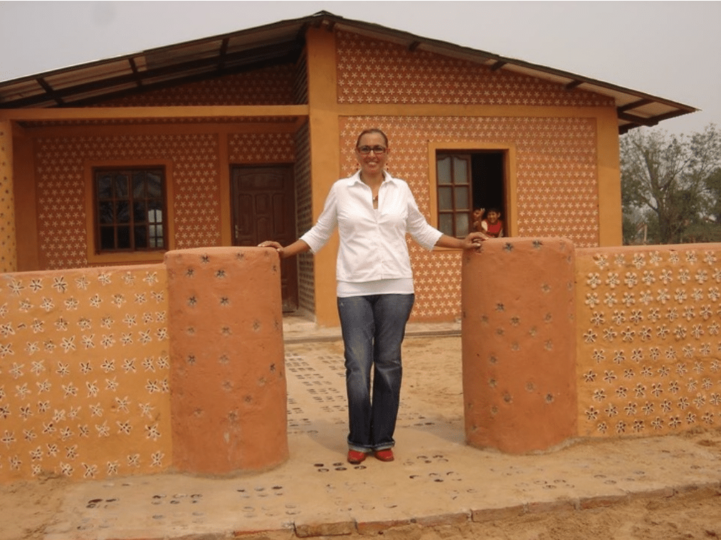 , La mujer que ha ayudado a crear más de 300 casas con Botellas recicladas y va por más