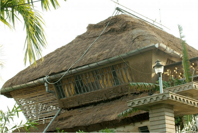 , Esta increíble casa hecha de barro y paja es tan fuerte que sobrevivió a un ciclón