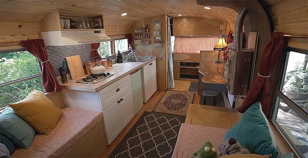 Mujer usa materiales reciclados para transformar un viejo autobús en un hogar acogedor en Canadá