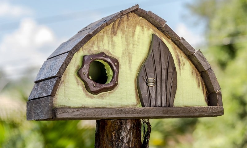 Pareja recicla maderas de descarte para hacer casas para pájaros hermosas y creativas
