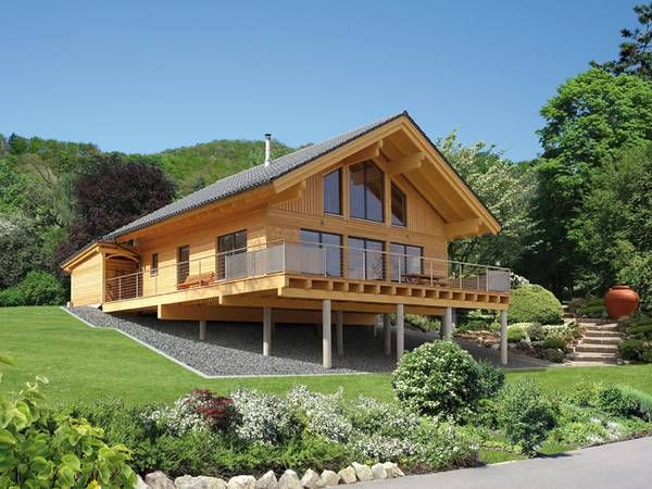 40 ideas de casas con deck para terrenos en desnivel