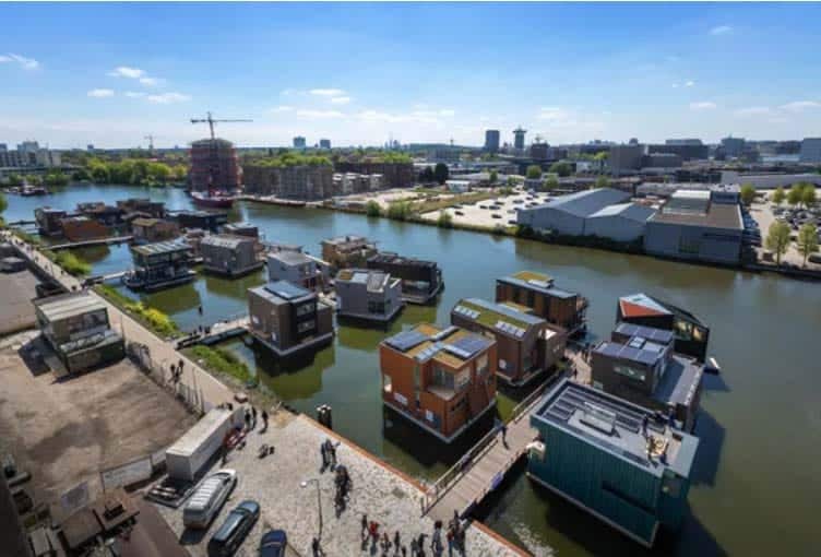 Pueblo flotante en Amsterdam cuenta con 46 casas sostenibles