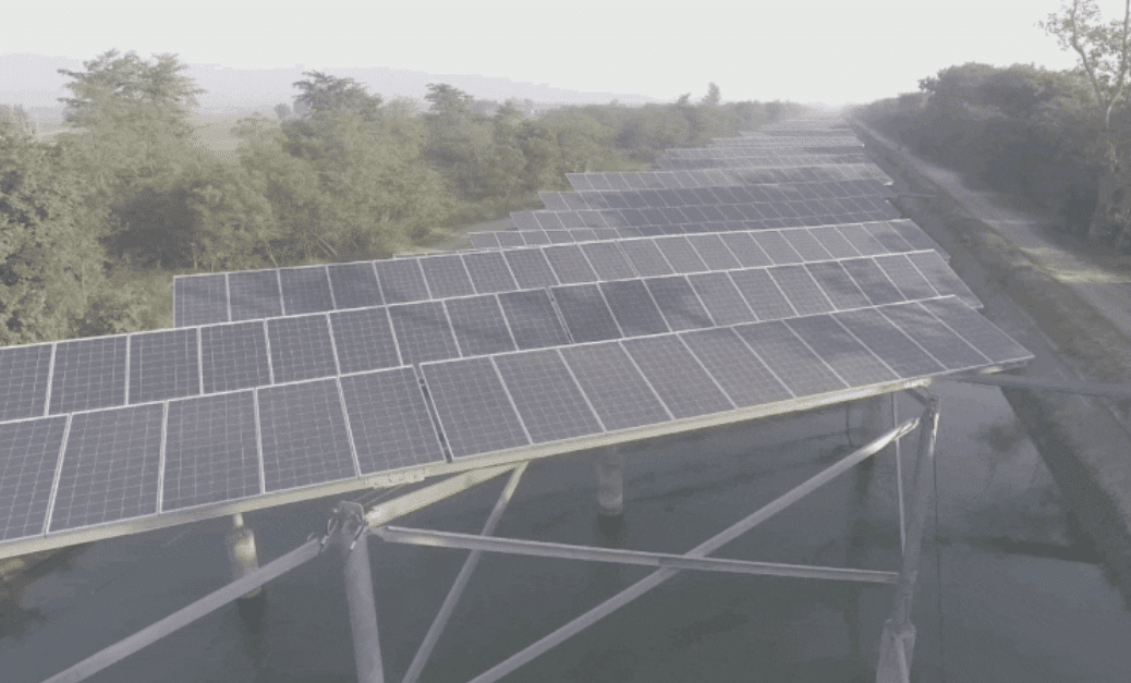, Los paneles solares flotantes evitan la evaporación de 250.000 millones de litros de agua al año