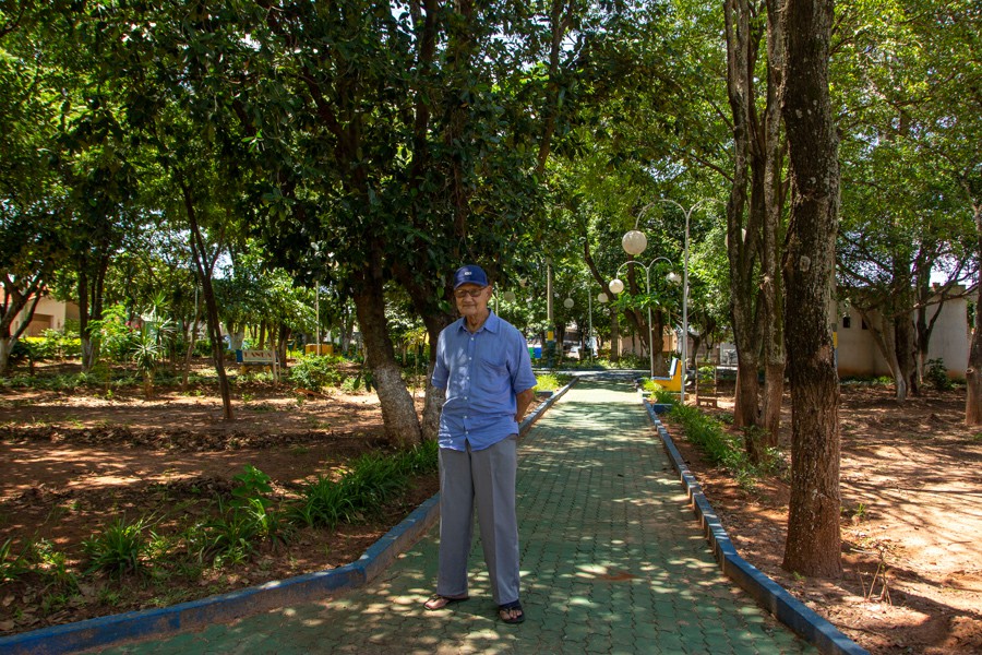 Jubilado de 84 años transforma terreno baldío en una grandiosa plaza con frutales