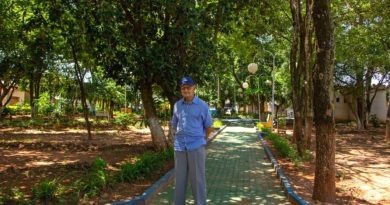 Jubilado de 84 años transforma terreno baldío en una grandiosa plaza con frutales