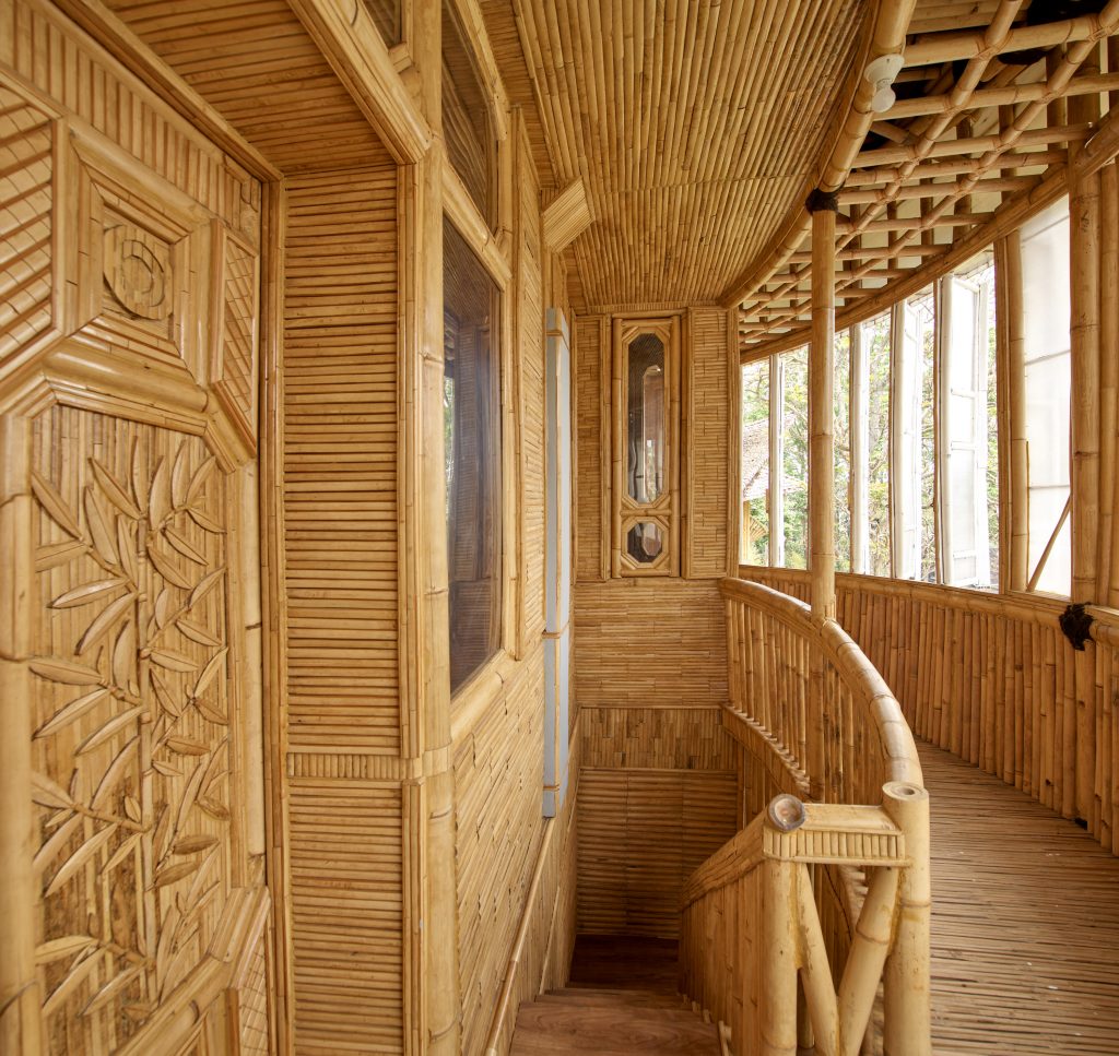 Esta casa está construida con bambú, piedra y plástico reciclado.