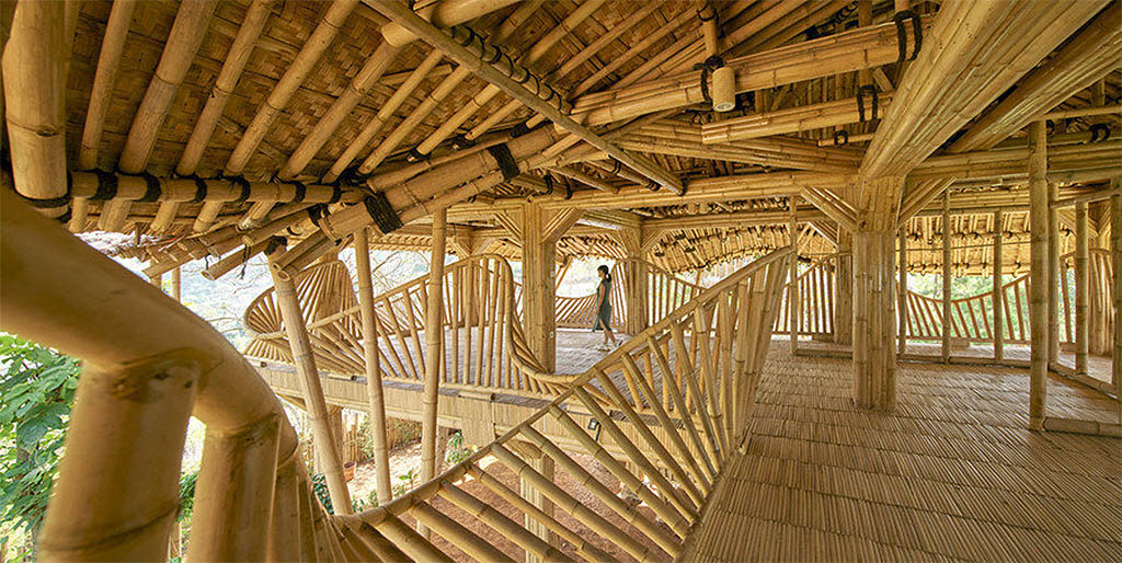 Esta casa está construida con bambú, piedra y plástico reciclado.