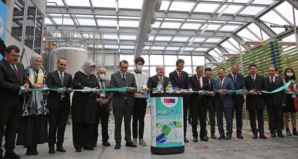 Se abre una planta carbono negativo en Turquía que convierte algas en biocombustible para aviones y mucho más