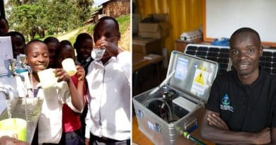 Joven ugandés crea dispositivo para generar agua limpia a partir de los desechos de alimentos