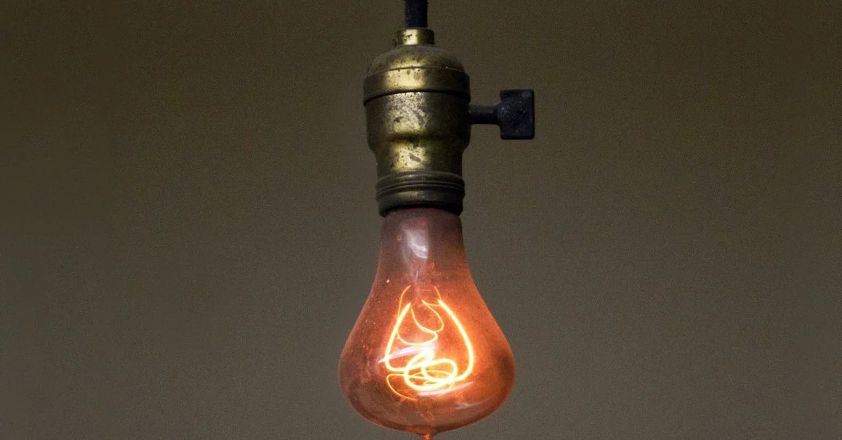 El enigma de la bombilla de luz que alumbra desde 1901
