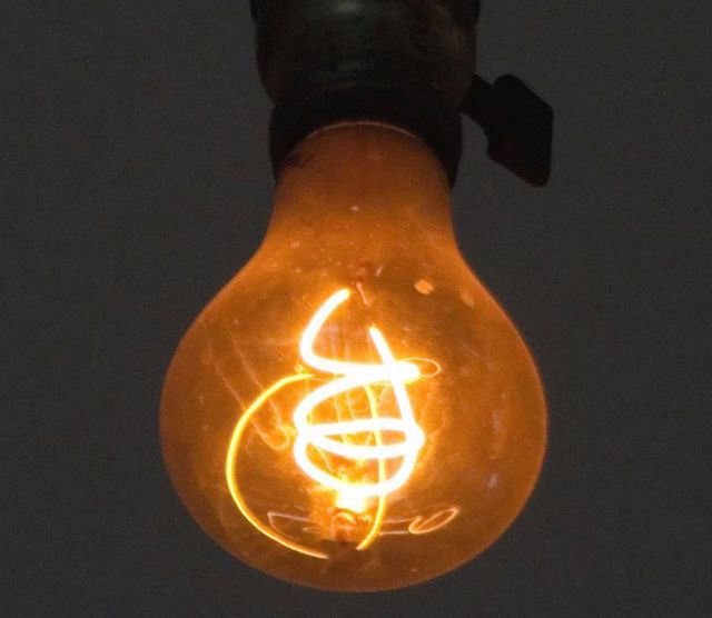 El enigma de la bombilla de luz que alumbra desde 1901