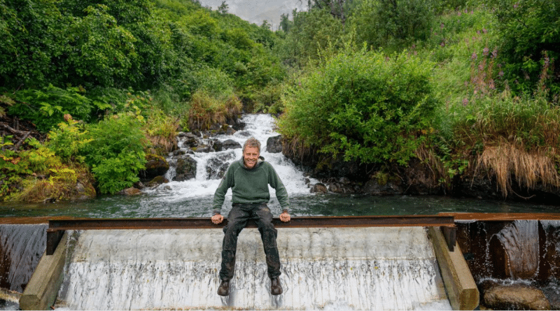 Jubilado diseñó en su jardín una central hidroeléctrica que suministra energía a 300 casas