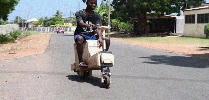 , Joven de 17 años fabrica una motocicleta eléctrica solar hecha con madera recuperada