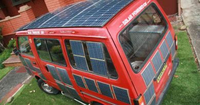Furgoneta solar eléctrica circula gratis por Sídney cubierta de paneles y con tres motores de cortacéspedes reutilizados